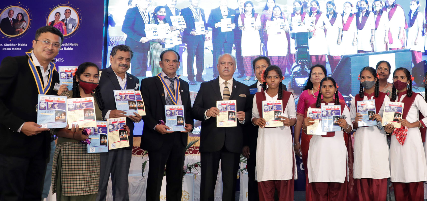 From L: RC Hospet president K S Rajesh, DLCC Srinivas, DG Naidu, RI President Mehta, RI Director Kotbagi, Ameeta and Nirmala Naidu at the launch of Project Vidya Setu to distribute guides to students. 