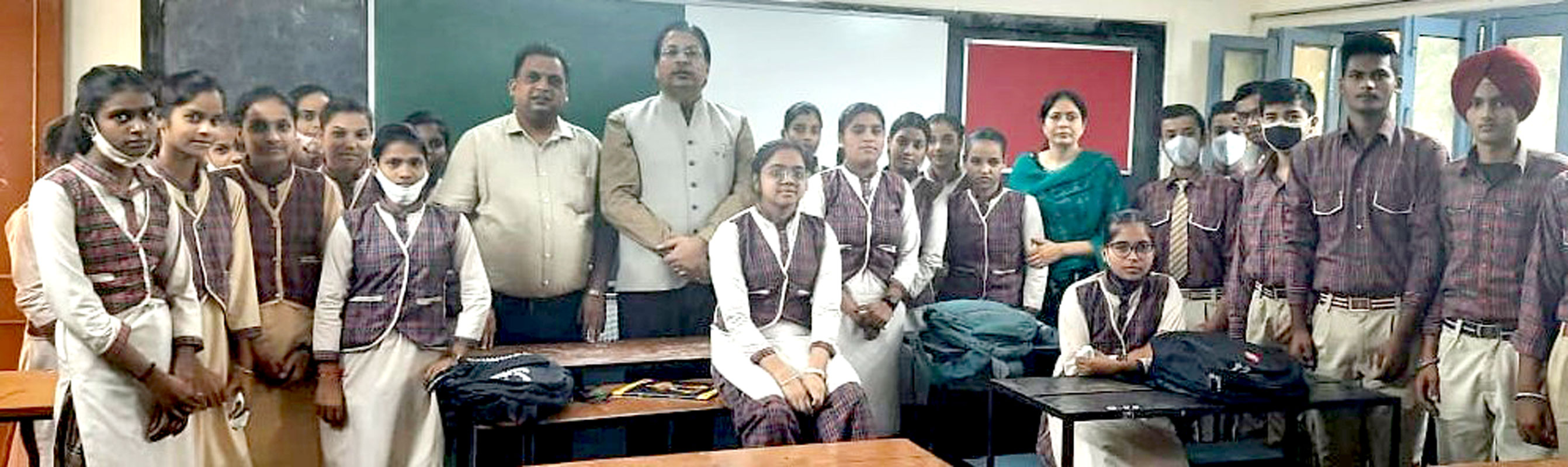 District Interact chair Manik Raj Singla with Interactors at a career counselling camp.