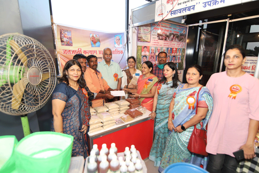 DG Ramesh Meher and DGN Asha Venugopal (to the left of DG Meher) at one of the stalls at the expo.