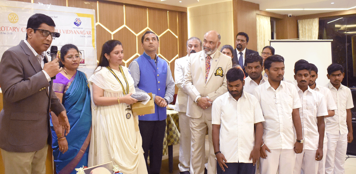 DG Gaurish Dhond participates in the spectacles distribution to the visually-challanged, along with club president Mahima Mohit (third from L).