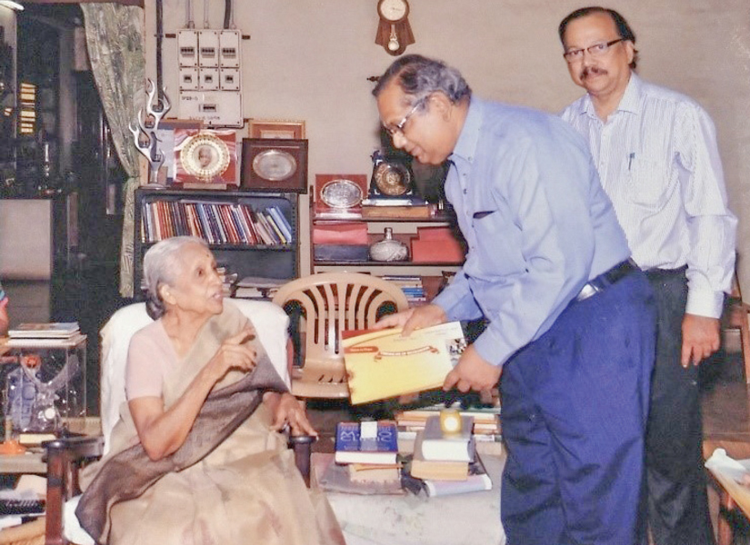 Late Director of Cancer Institute, Chennai, Dr V Shantha with Shankar Duraiswamy, managing trustee, Rotary Cancer Research Foundation.