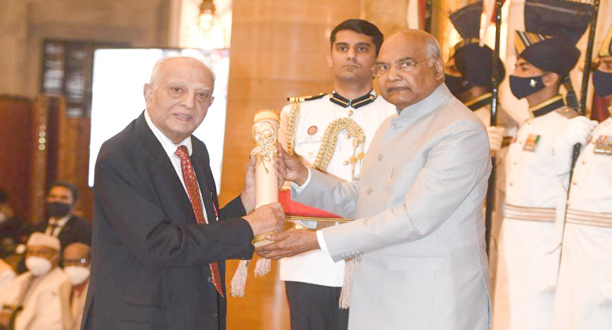 Rtn Rajju Shroff receiving Padma Bhushan Award from President of India Ram Nath Kovind.