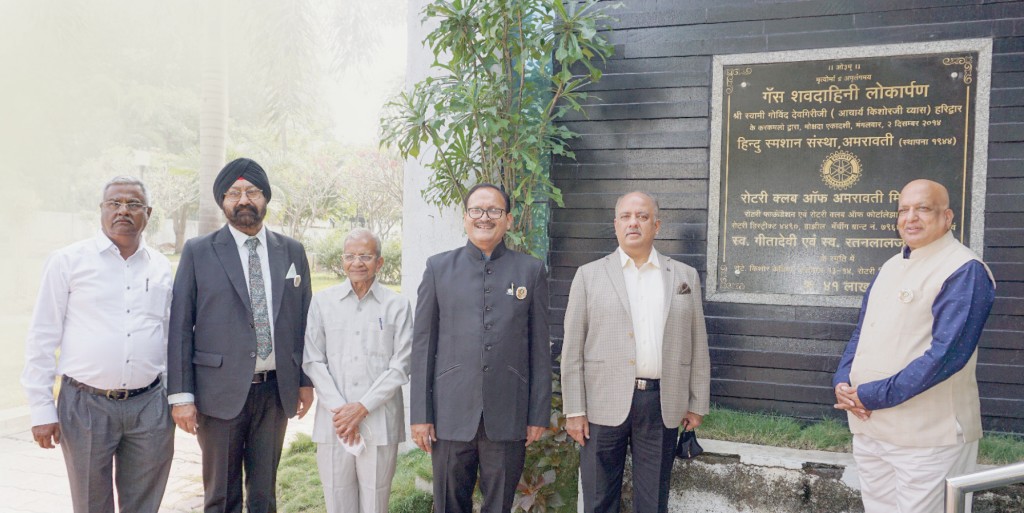 RI President Shekhar Mehta and PDG Kishor Kedia (R) along with (from L) Rtns Anandilal Daga, Pali Arora, R B Atal and Raju Mundhada, project-charge, at the crematorium set up by RC Amravati Midtown.