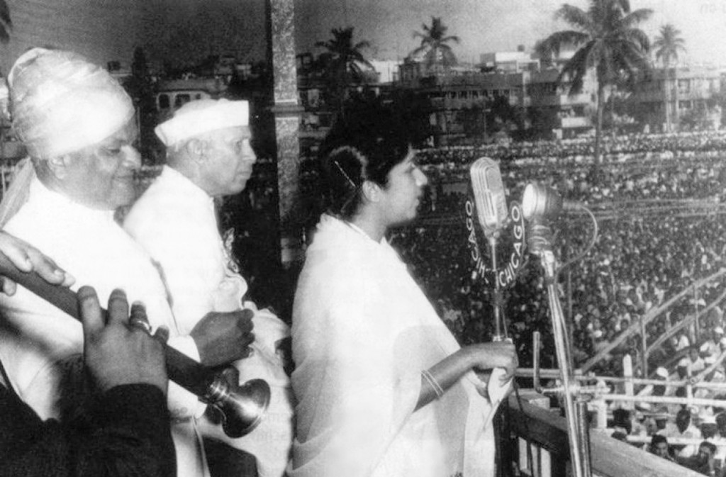 Lata Mangeshkar singing Ae Mere Watan Ke Logon in the presence of the then prime minister Jawaharlal Nehru at the Ramlila Maidan in Delhi in 1963.
