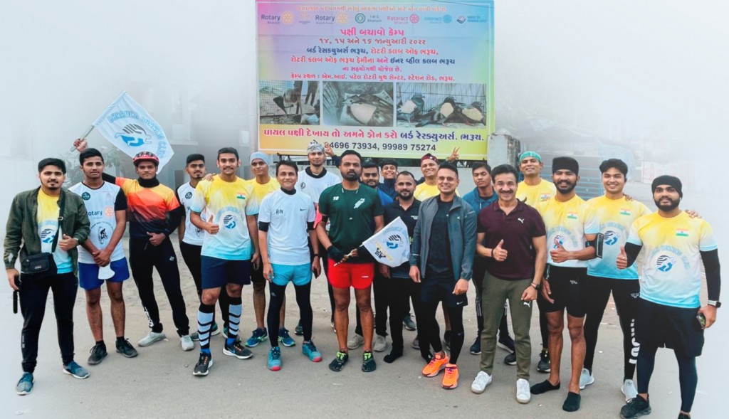 RC Bharuch president Dr Vikram Premkumar (2nd from R, front row) along with Rotarians and members of the Bharuch Running Club.