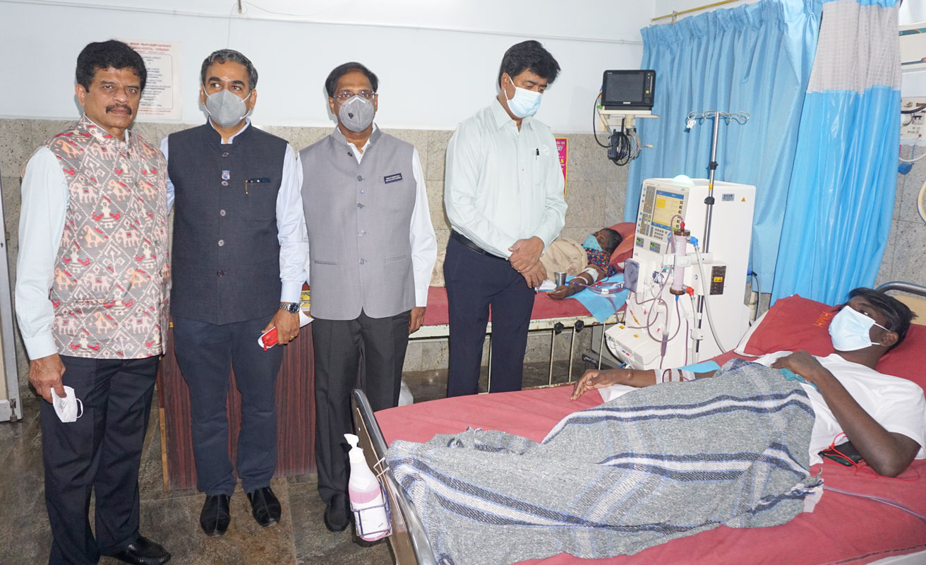 From L: Vinod Saraogi, club president Satheesh Kumar, DG J Sridhar and RI Director A S Venkatesh at a dialysis ward in the hospital.