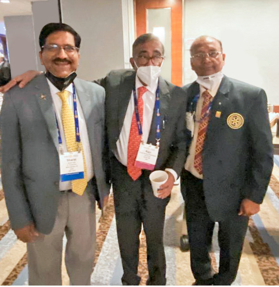 COL vice-chairman Raju Subramanian (centre) with PDGs Sharat Jain (3012) and Prem Kumar Aggarwal.