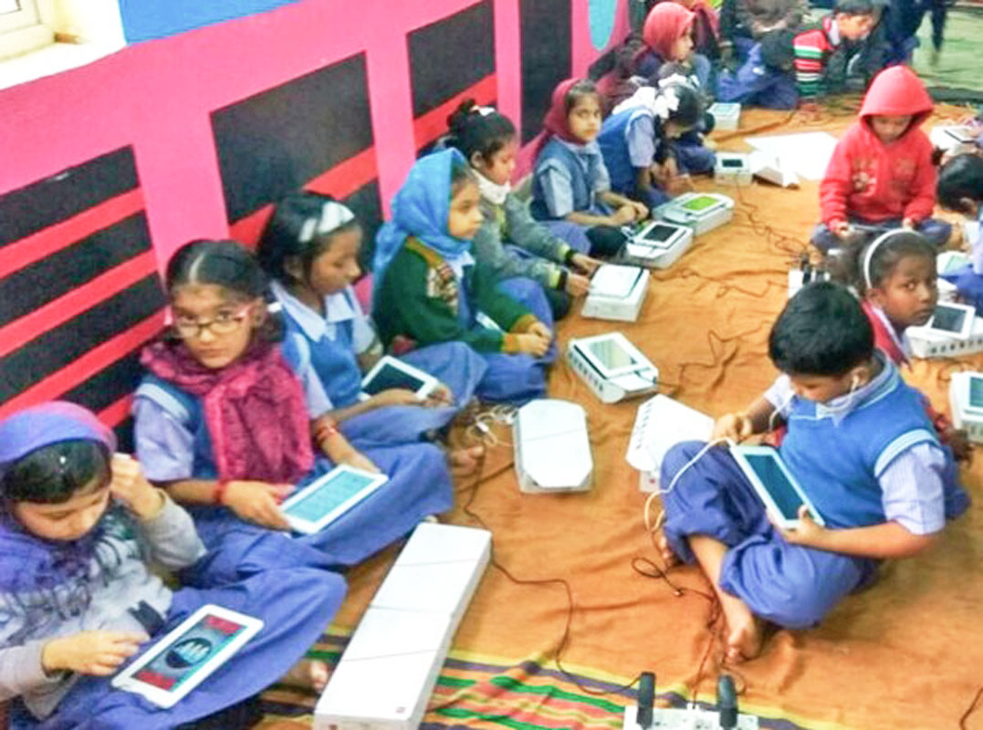 Schoolchildren with the MKD tablets.