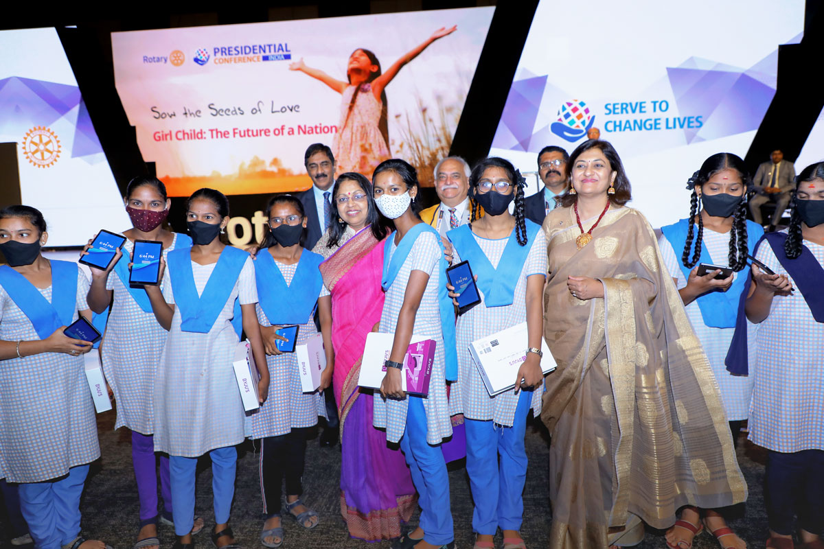 Above: Rashi Mehta and Sonal Sanghvi with students who received Tablets.