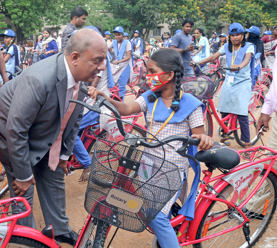 RI President Shekhar Mehta interacts with a young recipient of a Rotary bicycle under the Project iCare.  