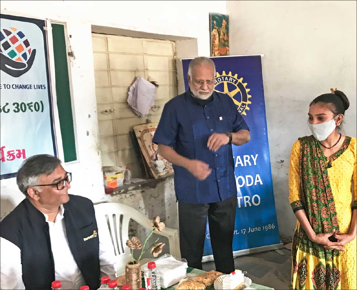DG Santosh Pradhan (L) and PRID Manoj Desai with a student.