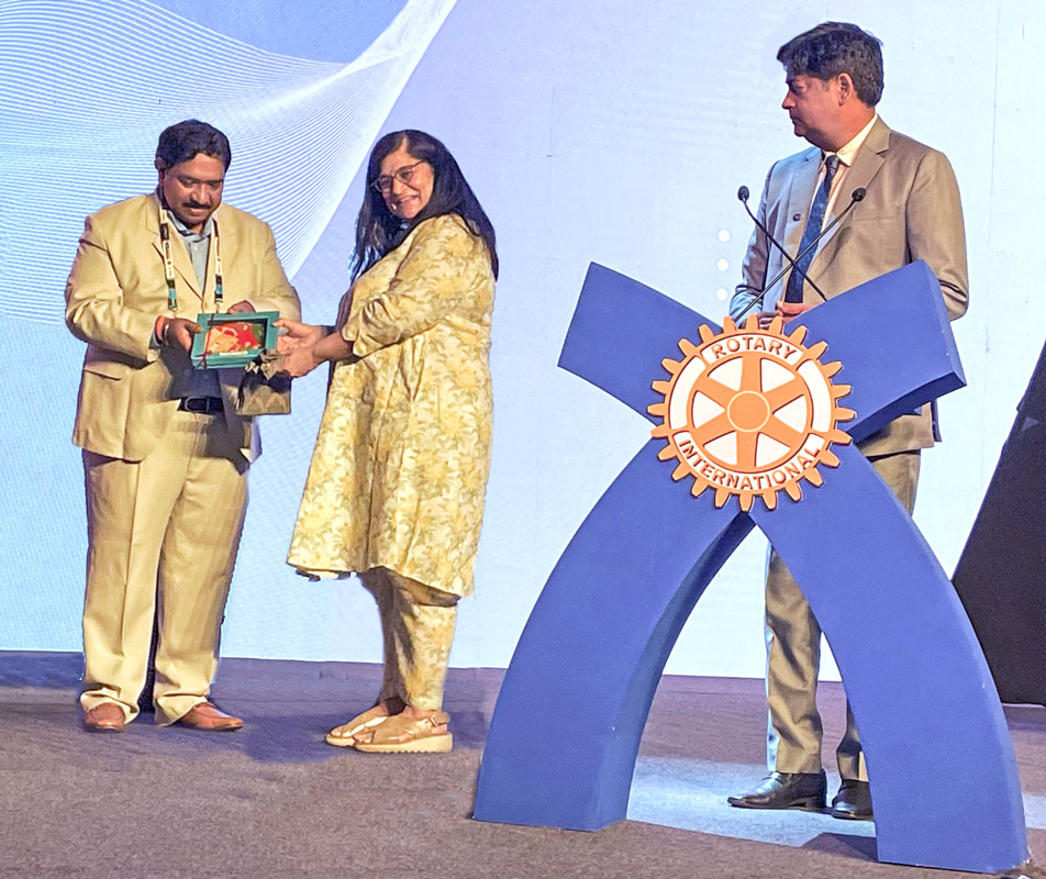 Puja Marwaha, CEO of CRY, receives a memento from PDG T V R Murti in the presence of RI Director A S Venkatesh. 