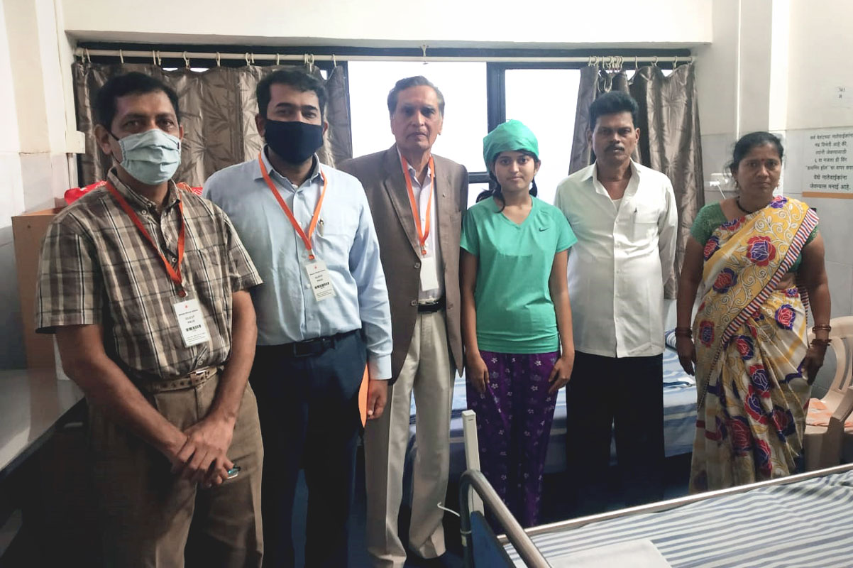 From L: Rtn Vikram Jadhav, RC Pune Baner president Sanket Saraf and Rtn Satyanarayan Kabra with a young patient and her parents at the hospital ward.