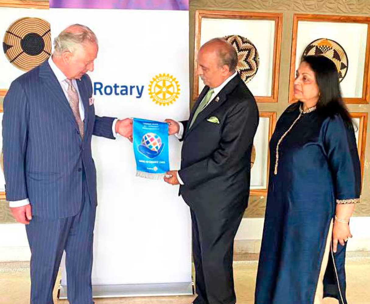 RI President Shekhar Mehta and Rashi present a Rotary banner to Prince Charles. 