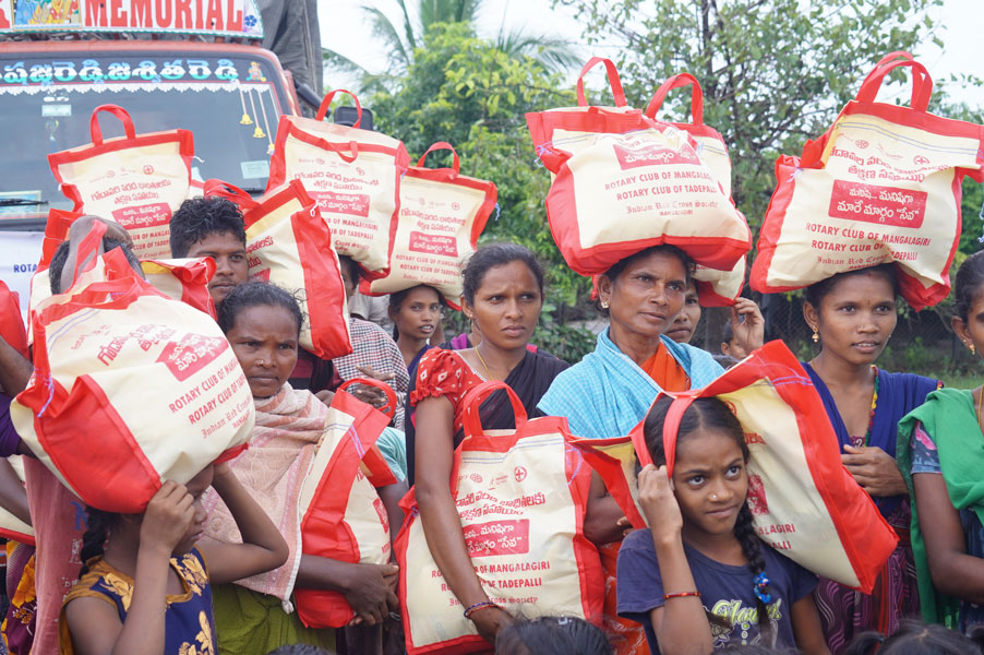 Flood victims with their grocery bags provided by RID 3150 Rotarians. 