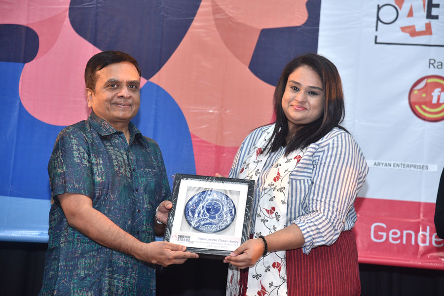 Mahasweta Chakraborty receives the award from PDG Ajay Agarwal. 