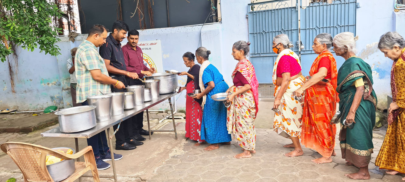 600---Grand-Onam-lunch-at-old-age-home
