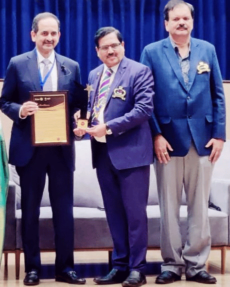 Sanjay Kirloskar receives the award from DG Anil Parmar in the presence of PDG Deepak Shikarpur.