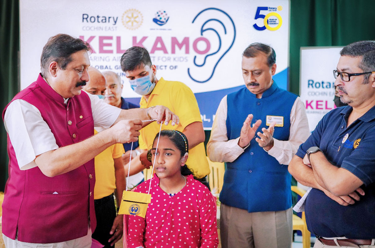 DRFC (2021–22) Jayashankar Raghava presents a hearing aid to a beneficiary in the presence of then AG Subramanian Sitaraman and then club president Dr Kuriakose Antony at Project Kelkamo.
