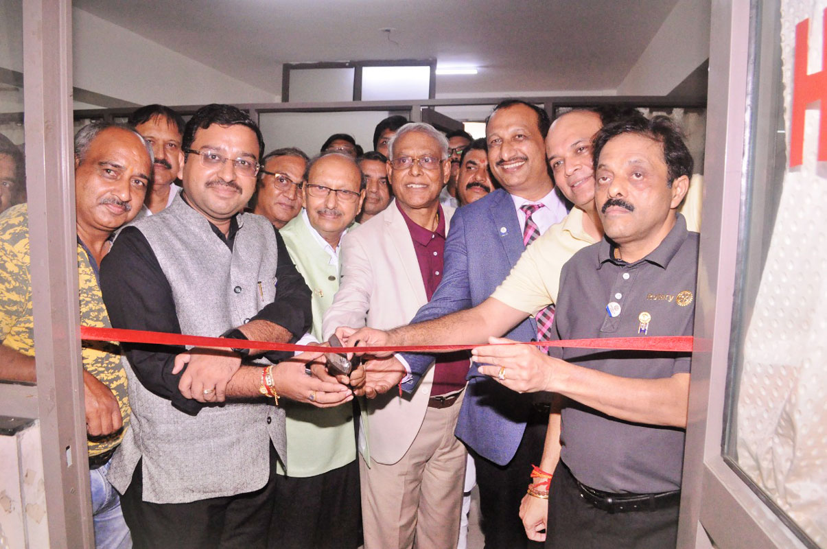 RIDE Anirudha Roy Chowdhury inaugurating the dialysis centre in the presence of DG Dinesh Kumar Sharma (third from R) and PDG Manish Sharda (third from L).