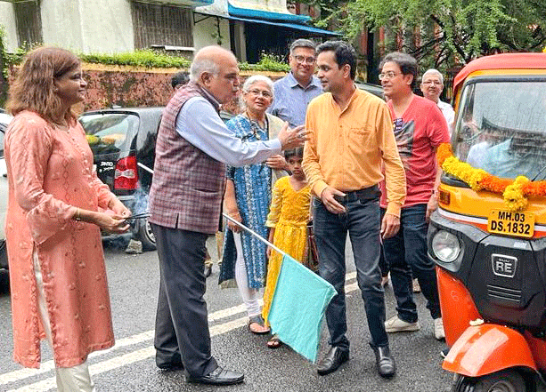IPDG Rajendra Agarwal flags off an auto rickshaw in the presence of club president Vidhya Subramanian (on his left) and vocational director Alka Murali (seen on his right). 
