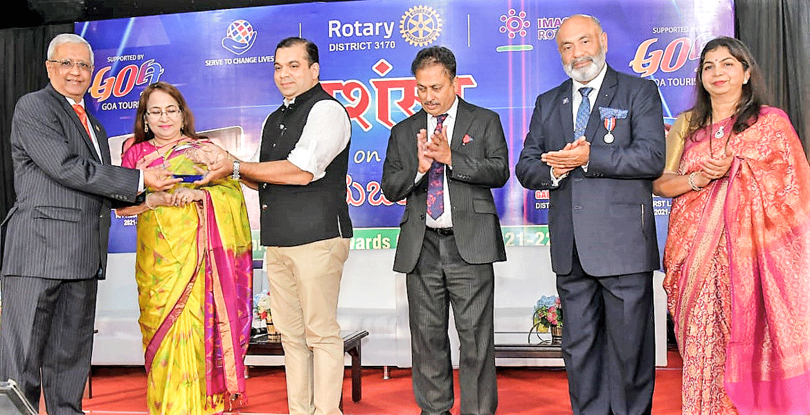 Goa tourism minister Rohan Khaunte presenting the RI’s Distinguished Service Award to PDG Dilip R Salgaocar and Pramod Salgaocar in the presence of RI Director Mahesh Kotbagi, IPDG Gaurish Dhond and Pratima Dhond.
