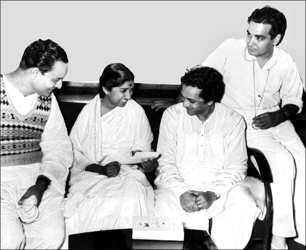 (From L) Mukesh, Lata Mangeshkar, Pandit Ravi Shankar and producer/director Trilok Jetly during song rehearsals for the film Godaan (1963).