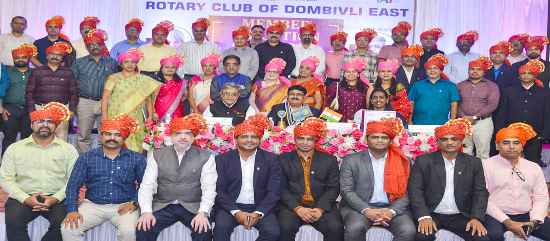 DG Kailash Jethani and RC Dombivli East president Vijay Dumbre with the newly inducted members. 
