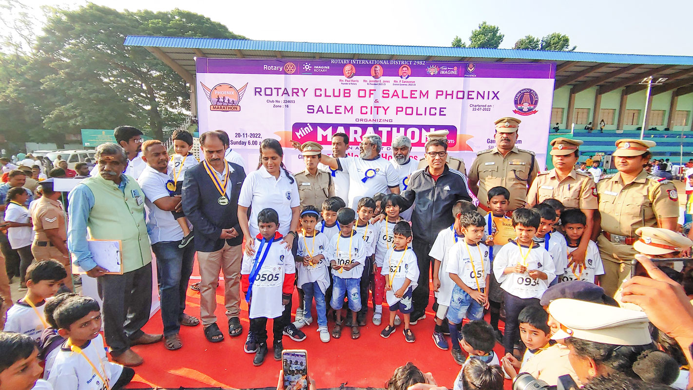 Salem city police commissioner Najmul Hoda (fourth from R) and RC Salem ­Phoenix president J Kesavan (third from L) with the participants.