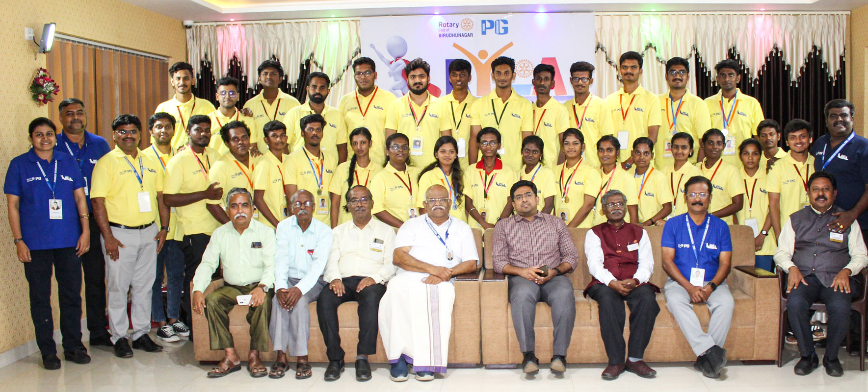 DG Muthu and Tirunelveli District Collector Vishnu Venugopalan (seated, fifth from L) with participants and faculty at one of the RYLA valedictory events. Umashankar Jayaraman, secretary, Punch Gurukulam, and Rtn Thanga Vijaya are seen on the extreme left.