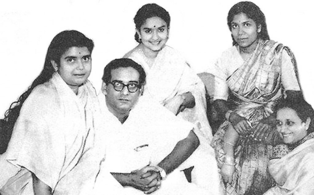 Hemant Kumar with Bengali playback singers (from L) Pratima, Alpana, Sandhya and Bela.
