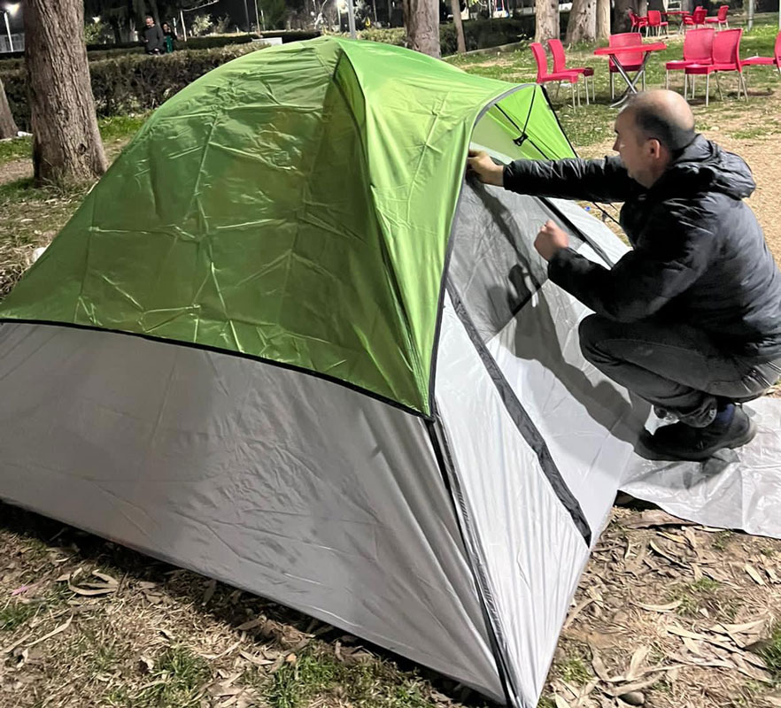 A Rotarian sets up a tent given by RID 3000 Rotarians in Istanbul.