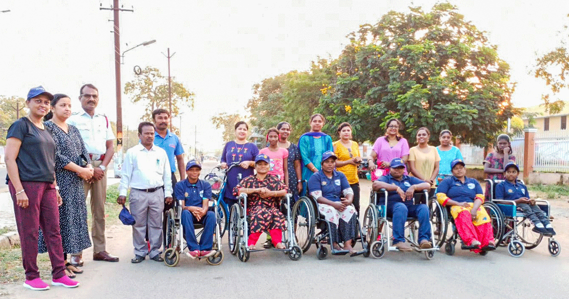 Participants of the wheelchair rally and the cyclothon.