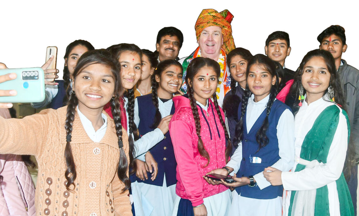 Singapore Rotarians partner with RC Sonkutch for school furniture