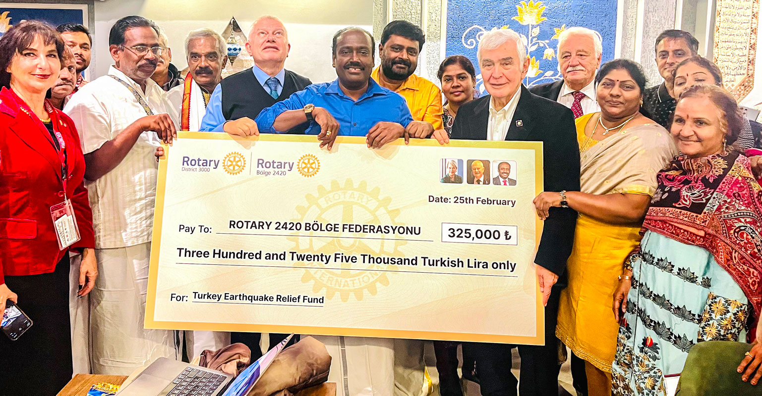 DG I Jerald hands over cheque for 325,000 Turkish lira to RID 2420 DG Suat (on his right) and PRID Safak Alpay (third from R). Also seen: RC Istanbul Anatolia president Ayse (L), Venkatesh (on DG Jerald’s left), Goodwill Mission chairman Chithra Ramesh, PDG Kara and Margaret Jerald. 