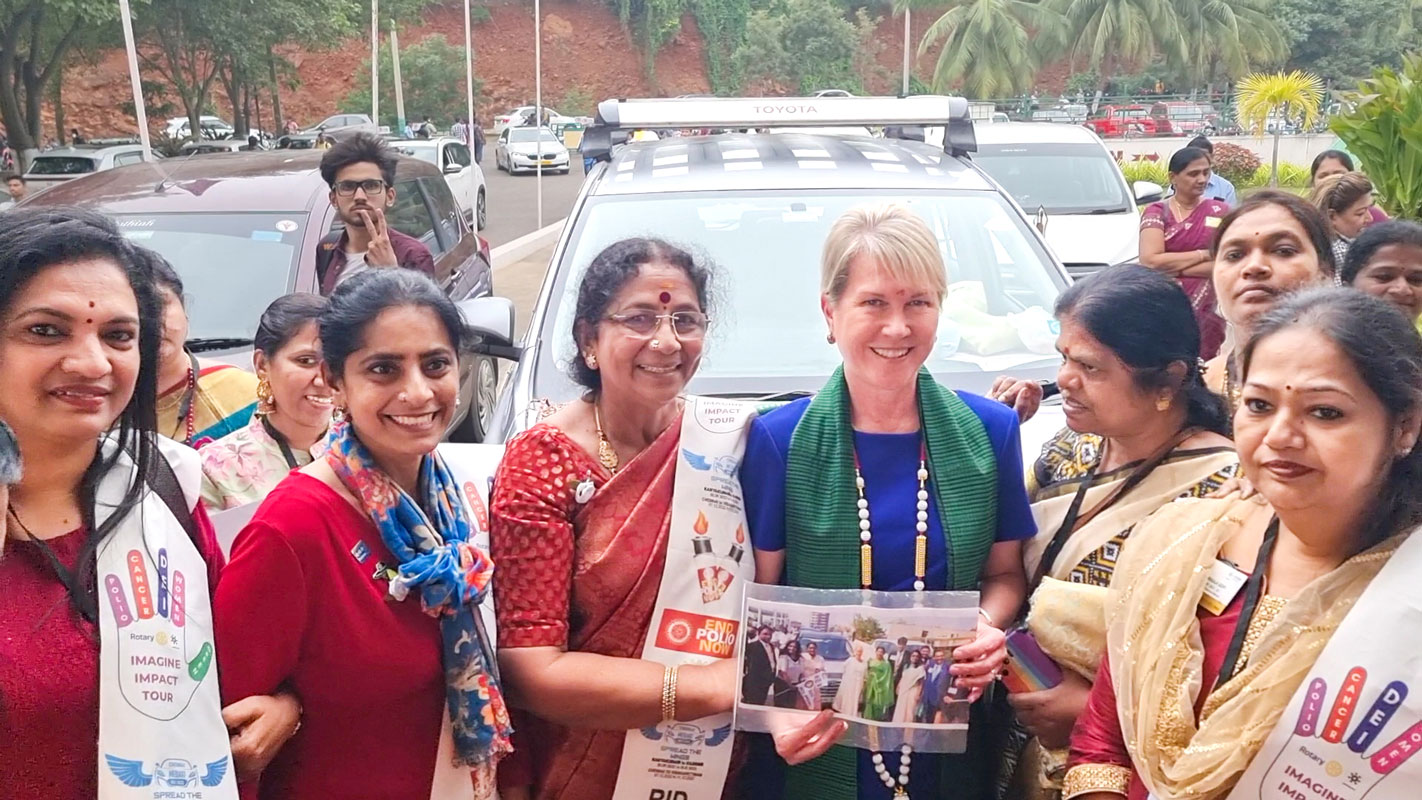 RI President Jennifer Jones is being given a picture of her receiving the rally team during the Rotary India Centennial event, Feb 2020, in Kolkata. To her left is RC Chennai Meraki charter president Sivabala Rajendran, with (from L) club secretary Preetha Mahesh, Kothangi Suchitra and club president Shrikala Gopi on the right at the Vizag Institute.