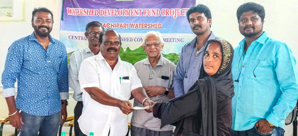 Panchayat leader Rtn Krishnan hands over a loan cheque to a woman to help her buy a milch cow. RC Maa-Nagar Krishnagiri president V Karthik Raja, Ramesh Ananth, project chairman G Balasubrahmaniam, RC Maa-Nagar Krishnagiri secretary G Anand are also in the picture. 