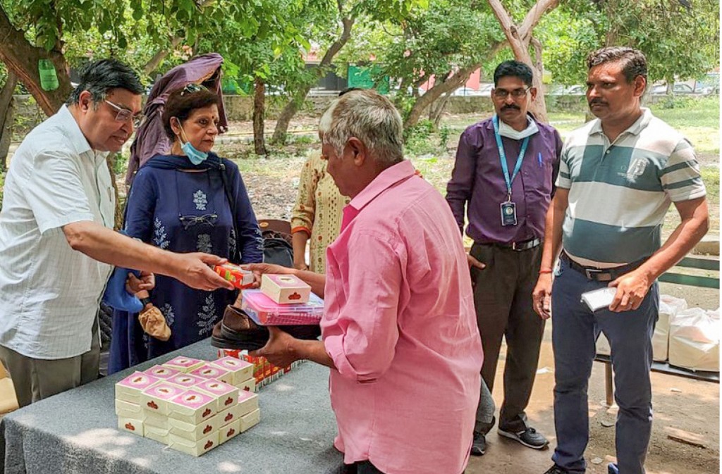 RC Delhi South president Lalit Sawhney and Rita Bhasin giving a self-care kit and nutritional supplements to a patient.