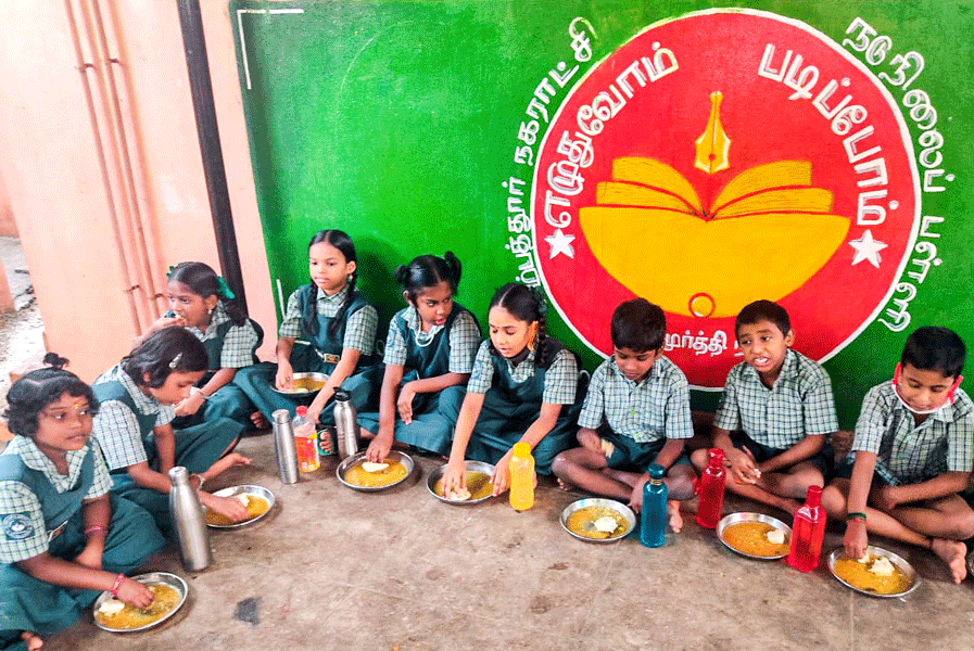 Students enjoying their breakfast.