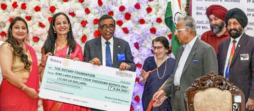 RC Roopnagar president Namrita Parmar hands over a contribution of `9.84 lakh for TRF to RI Director Raju Subramanian. PRIP Rajendra Saboo and his wife Usha are also present.