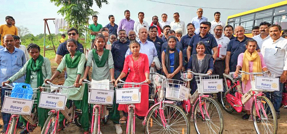 PRIP Shekhar Mehta with PDG Sanjay Khemka and PRID Kamal Sanghvi (third from R) after distributing bicycles sponsored by RC Dhanbad to girls.