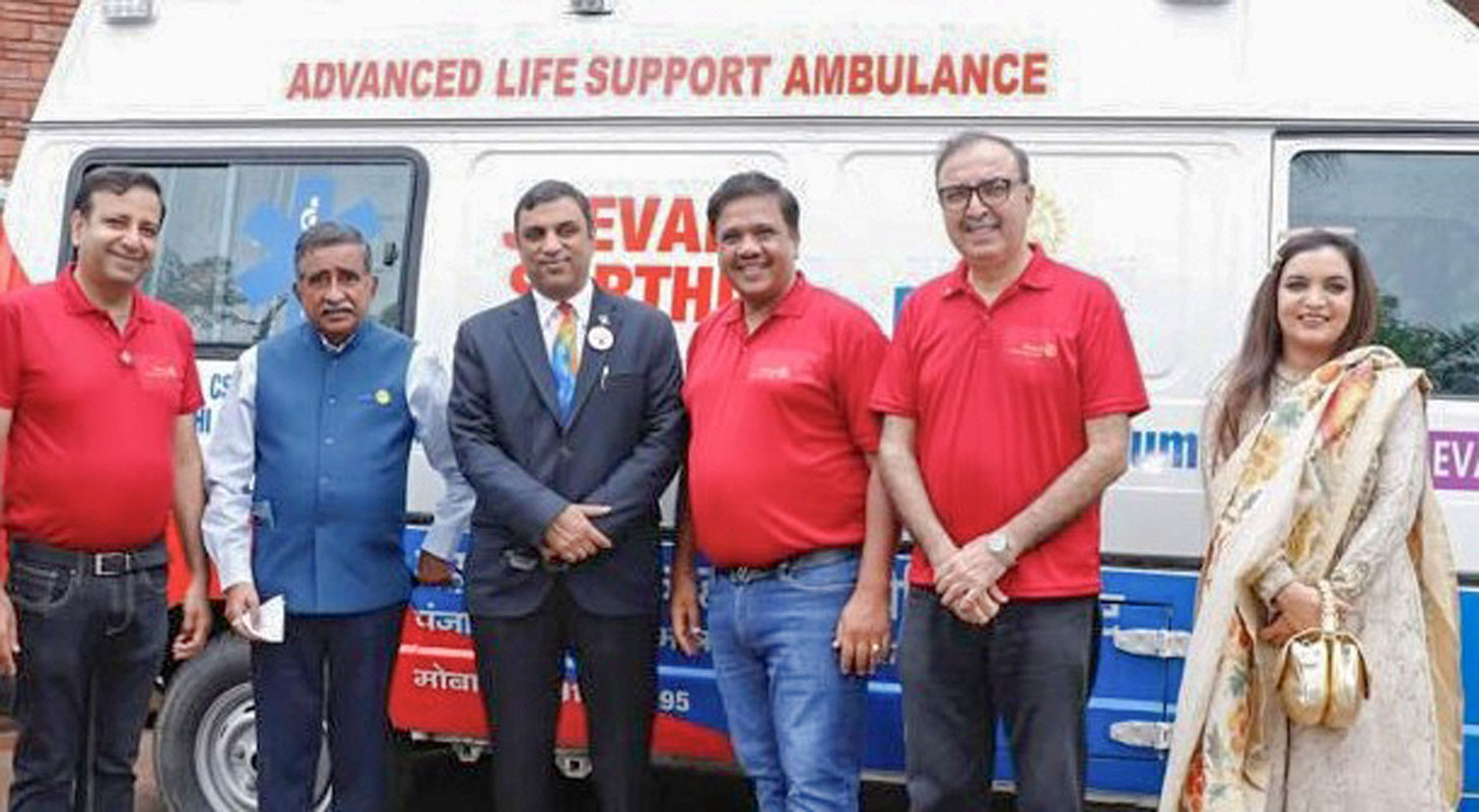 From L: IPP Vikas Dhingra, RI Director T N Raju Subramanian, DG Jeetender Gupta, past presidents Ajeet Jalan, Rajan Chopra and Deepti, spouse of DG Jeetender Gupta, after the inauguration of an ambulance. 
