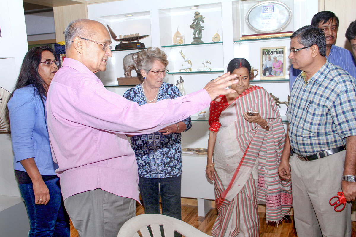 PRIP Kalyan Banerjee and his wife Binota (third from R) in discussion with interior designer Mona Shah (L), Uniphos vice-chair Sandra Shroff and Praful Dewani, past president, RC Vapi.