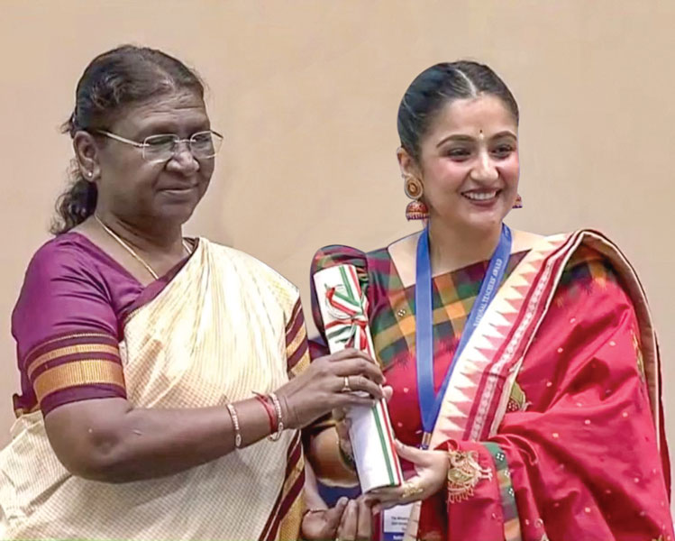 Ritika Anand, RC Delhi City, RID 3012, receiving the Award from President of India Droupadi Murmu.