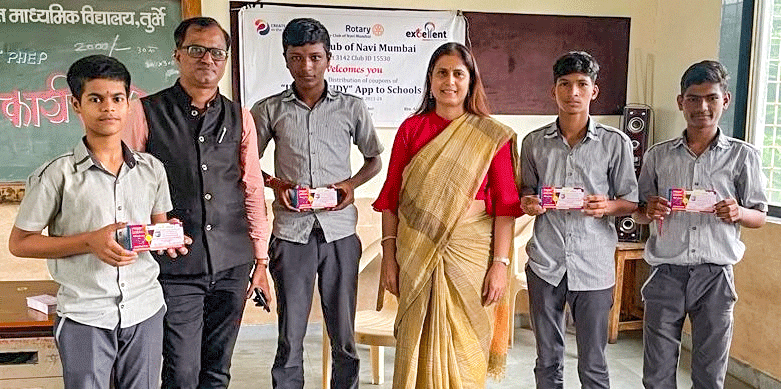 Students after receiving the Ideal Study app given to them by RC Navi Mumbai. The app’s developer Rtn Amol Kamat is seen second from left.